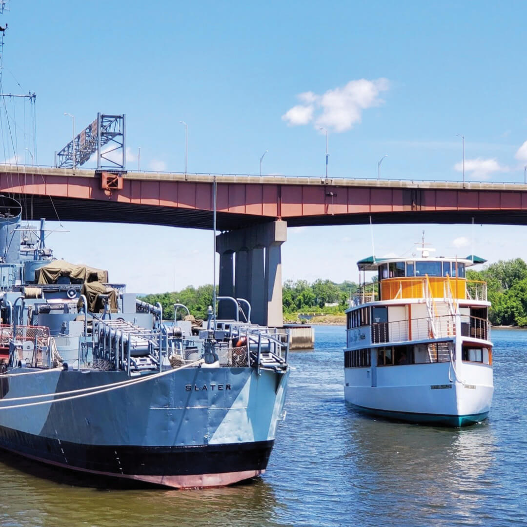 Imagen de crucero en barco por el río Hudson y recorrido por el USS Slater