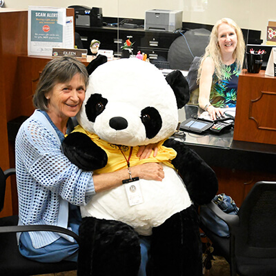 Poppy el Panda con una empleada y una cliente.